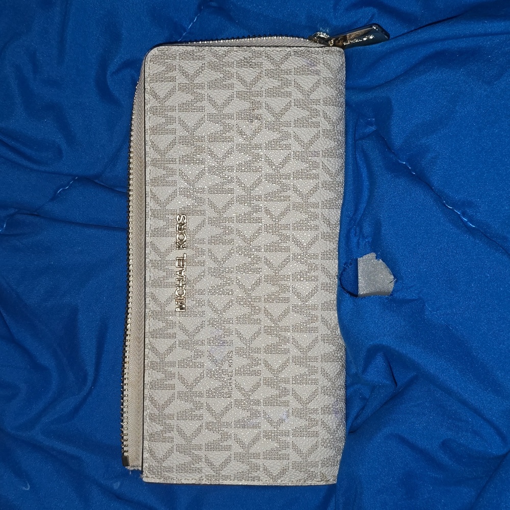 Michael Kors Large Logo Continental Wallet w/o strap